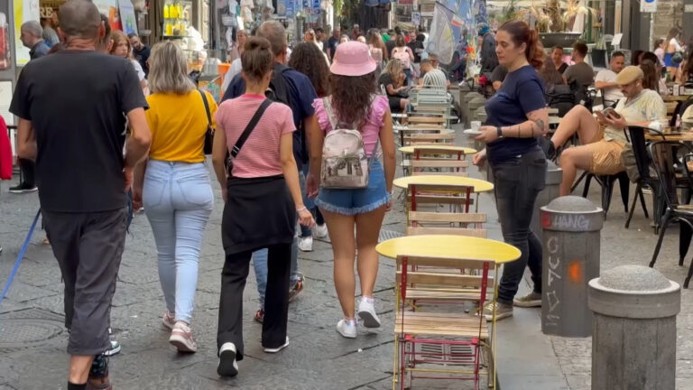 Centro storico giungla di tavolini