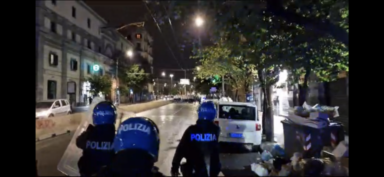 Tifosi del Berlino in giro per Napoli, guerriglia con forze dell’ordine