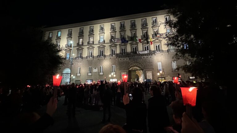 Napoli in piazza contro femminicidio, un minuto di rumore per Giulia