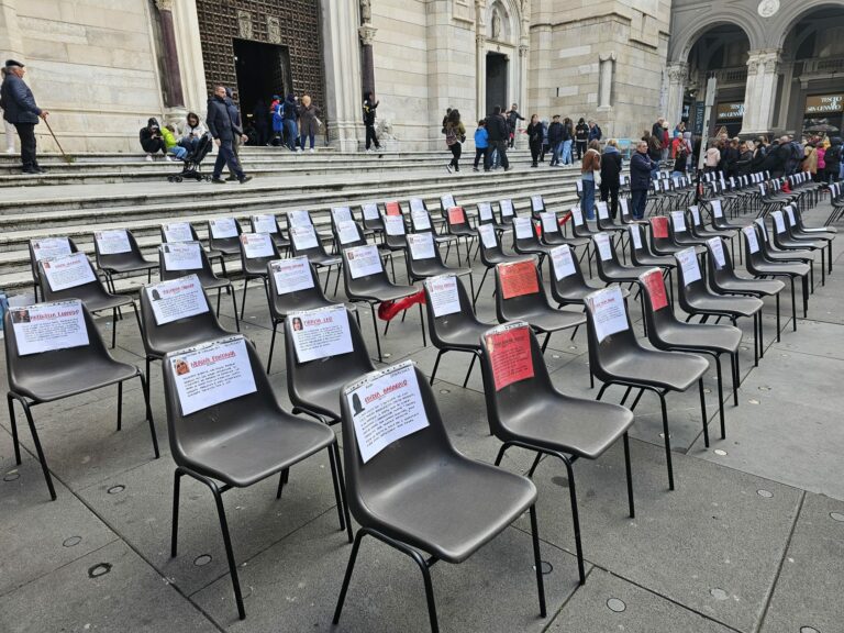 105 sedie contro la violenza sulle donne sul sagrato del Duomo di Napoli