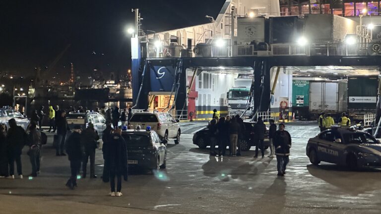 Allarme bomba a bordo nave Napoli-Cagliari, evacuati 162 passeggeri