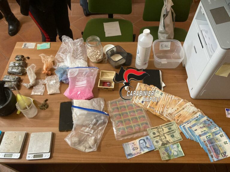 Cocaina rosa e francobolli LSD, tre arresti dei carabinieri a Napoli