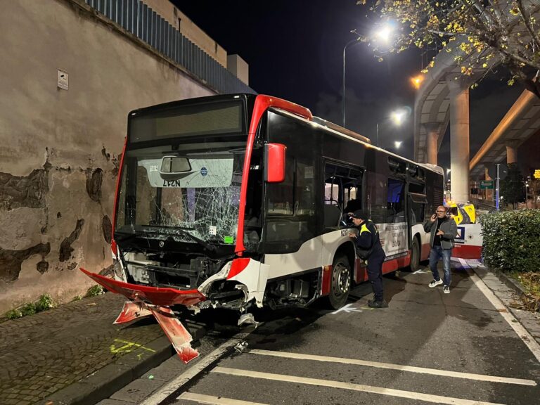 Autista colto da malore, a Napoli bus va fuori strada. Ferita una passeggera