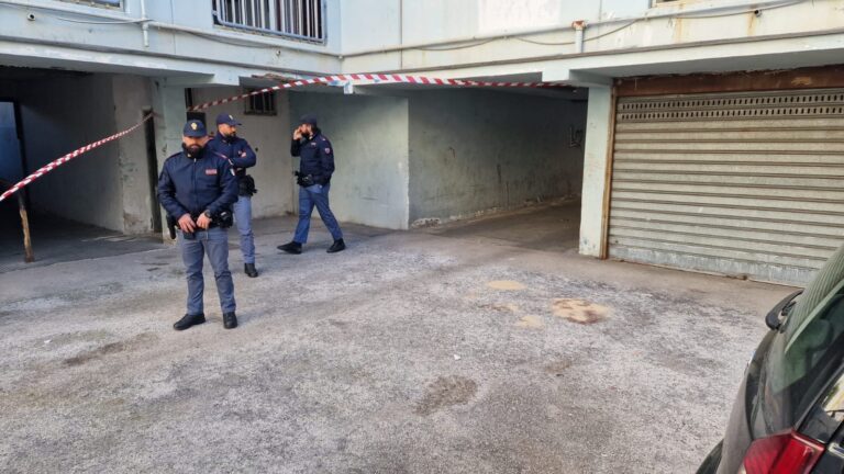 Napoli, sabato di sangue: si lancia da balcone e muore per sfuggire a killer