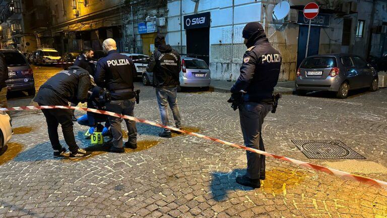 Napoli, sparatoria alle Case Nuove: ferito un 18enne e una passante