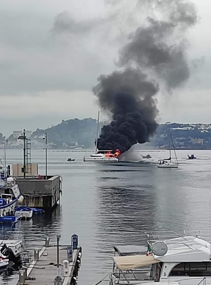incendio catamarano nel porto