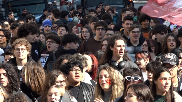 Scuola, a Napoli studenti in marcia per l'Osservatorio edilizio