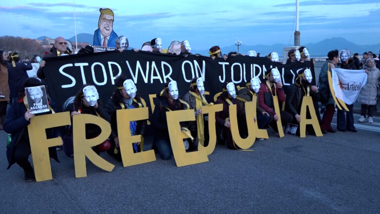 Free Julian, flash mob a Napoli contro l'estradizione di Assange