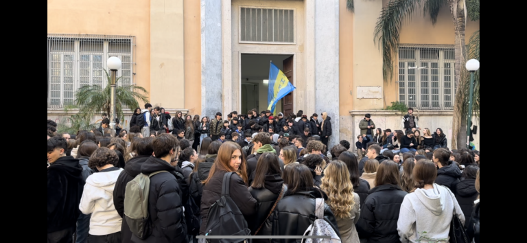 Studenti del liceo Umberto sul piede di guerra, protesta per l’assenza dei wc