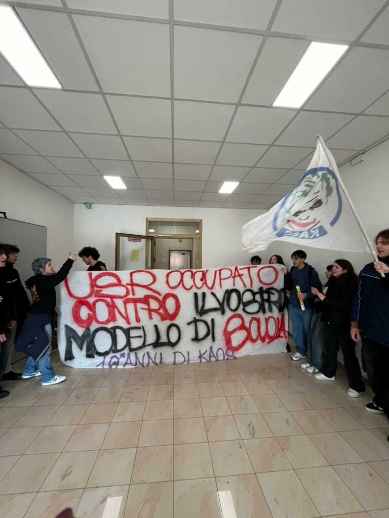 Ufficio scolastico regionale occupato dagli studenti del coordinamento Kaos