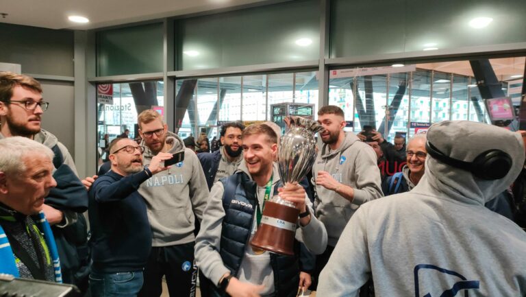 Coppa Italia di Basket, i campioni della Gevi a Napoli accolti alla stazione dai tifosi in festa