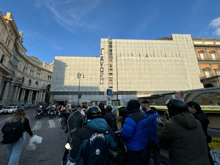 Protesta dei disoccupati napoletani, striscione su Palazzo Reale