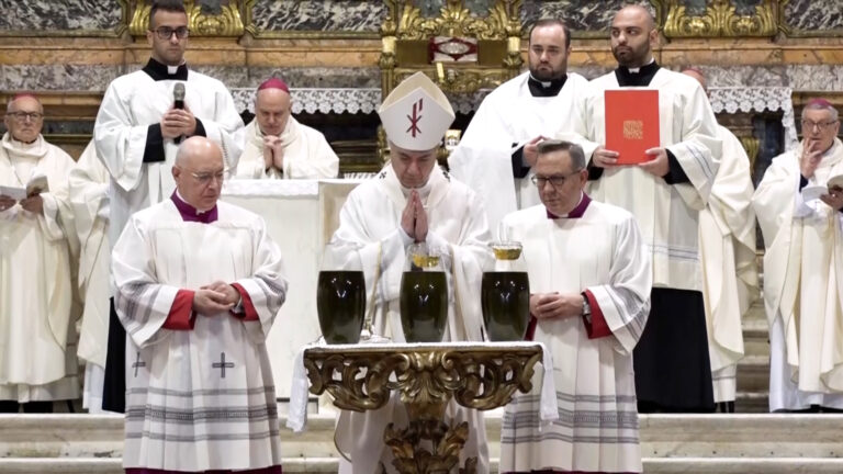 Settimana Santa, al Duomo l'arcivescovo Battaglia celebra la messa del Crisma