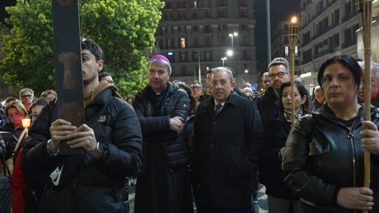 Napoli, il vescovo guida la via crucis contro la tratta delle donne