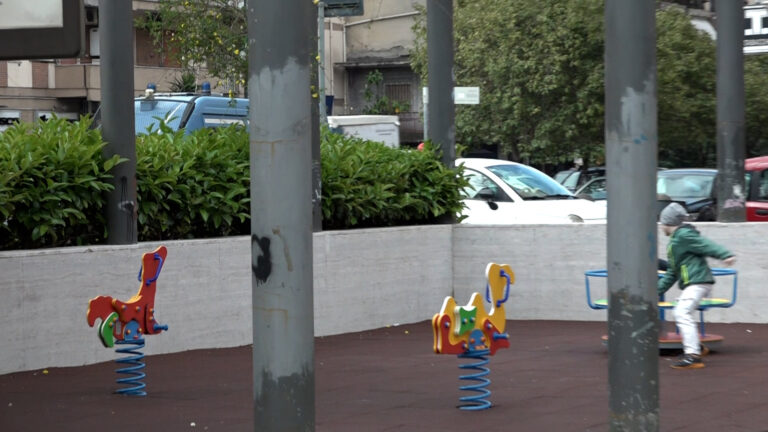 Donna ferita in parco giochi a Napoli, blitz delle forze dell’ordine