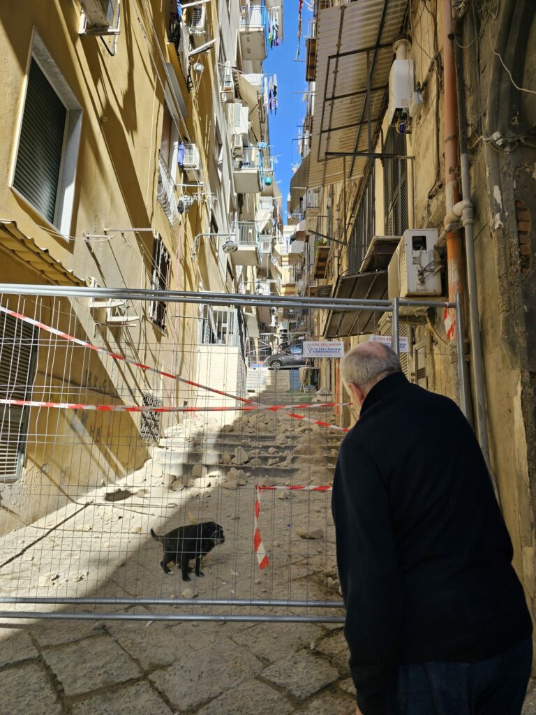Napoli, paura nei Quartieri Spagnoli: crolla la facciata di un palazzo