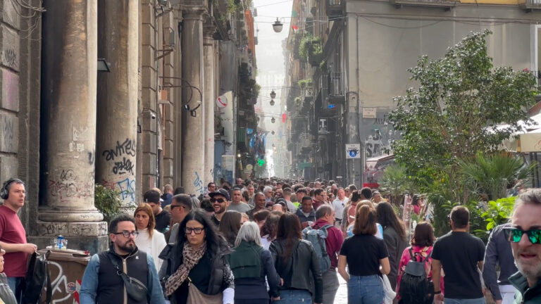 Boom di turisti a Napoli per week end Pasqua, disagi su fronte trasporti
