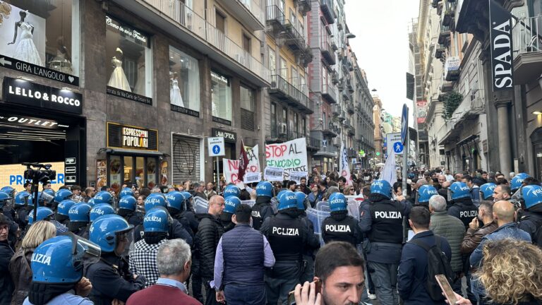 Manifestazione contro NATO a Napoli, cariche polizia in via Toledo