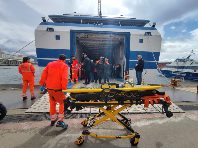 Paura a bordo, nave urta banchina in porto di Napoli: 44 feriti
