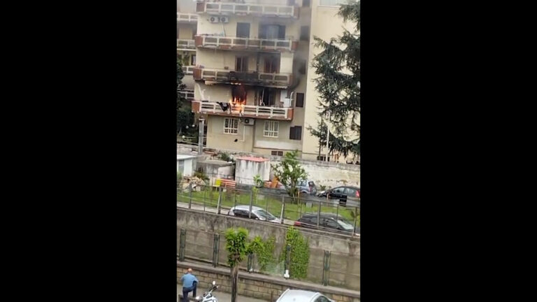 Incendio in una palazzina a Casalnuovo, una donna ferita