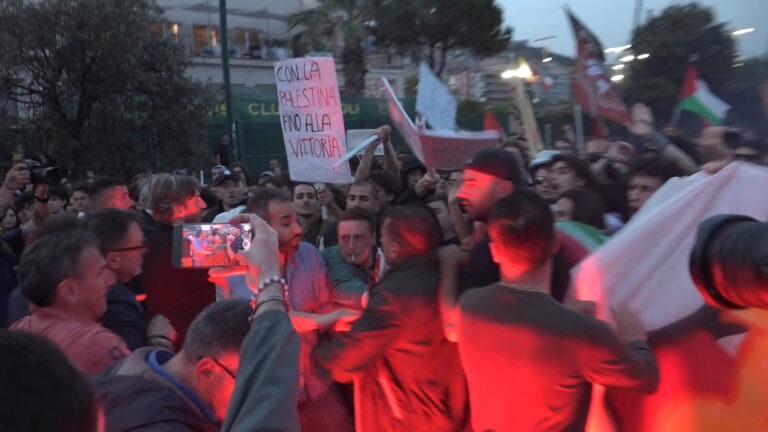 Napoli, tensione a corteo pro Palestina tra agenti e manifestanti