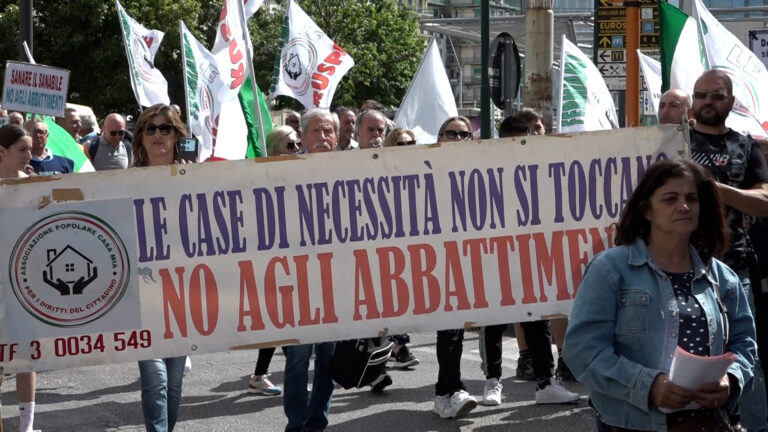 Comitati antiruspe in piazza a Napoli