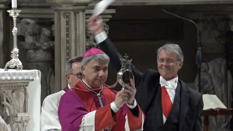 Si rinnova il prodigio di San Gennaro, sangue sciolto alle 18.39