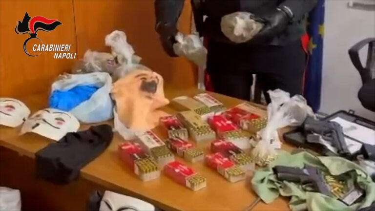 Maxi Blitz a Napoli, trovato armi, droga e maschere di Breaking Bad