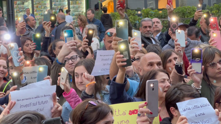 Luci contro la violenza giovanile, a Napoli la protesta dei genitori