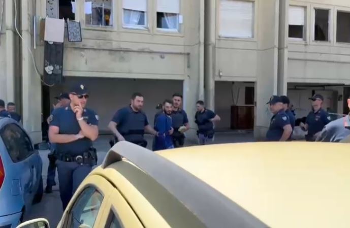 Napoli, uomo armato barricato in casa spara dalla finestra: bloccato dalla Polizia