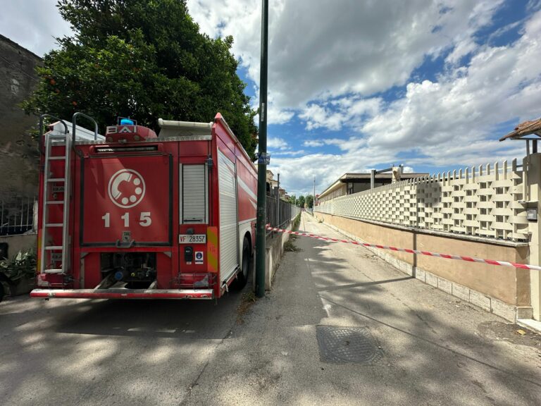 Esplosione in un garage a Napoli est, si teme un morto