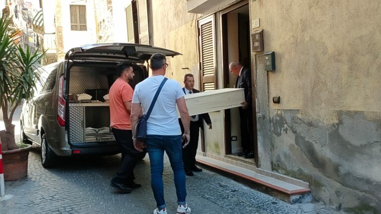 Omicidio a Castellamare, in casa il corpo dell' uomo accoltellato 