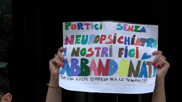 Asl Napoli 2 Sud senza neuropsichiatri, protestano le madri di 600 bimbi
