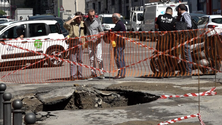 Perdita d'acqua nel sottosuolo, voragine in zona ferrovia a Napoli