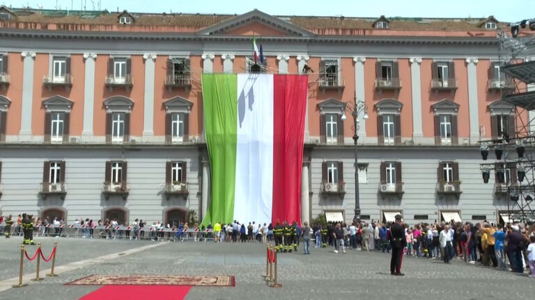 Napoli celebra la Festa Repubblica, su prefettura bandiera tricolore