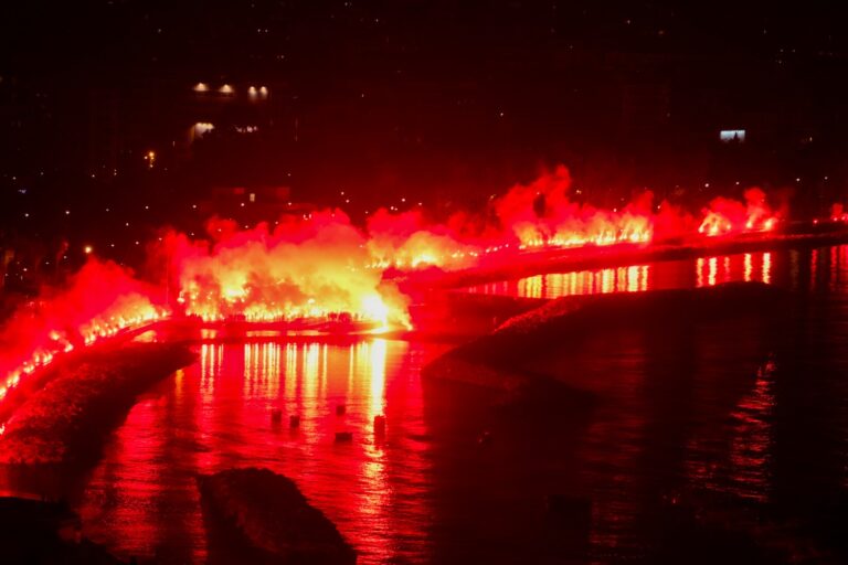 Napoli ricorda Ciro Esposito 10 anni dopo, lungomare illuminato da migliaia di fiaccole