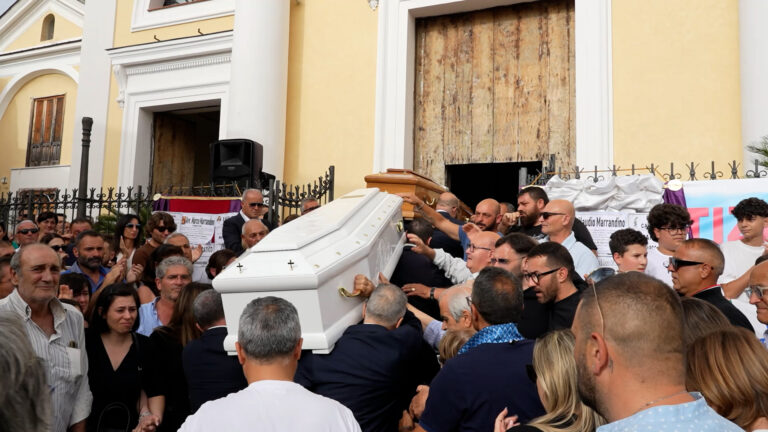 Duplice omicidio, a Cesa i funerali dei fratelli Marrandino