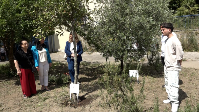 In scuola Piscinola 2 alberi dedicati a Franco Della Corte e Patrizio Falcone