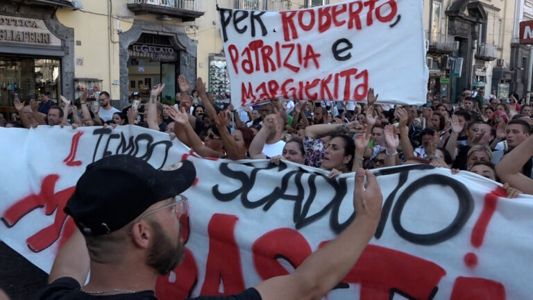 Scampia, dopo crollo in piazza il popolo delle Vele