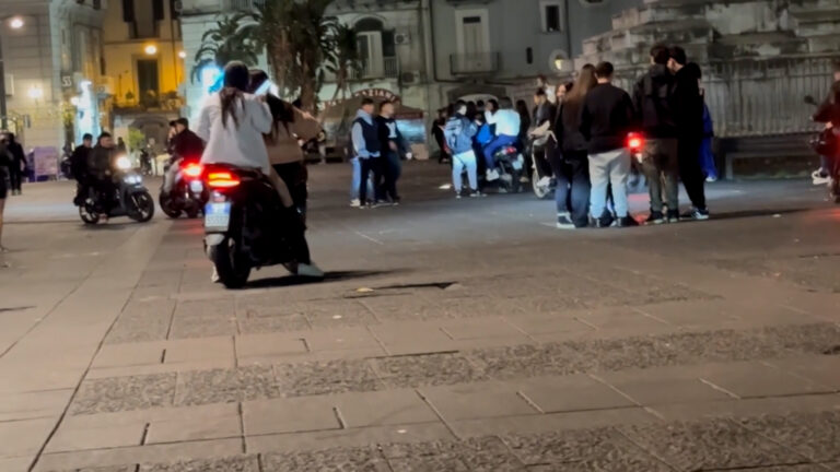 Piazza Dante in balia di centauri e abusivi, blitz dei carabinieri