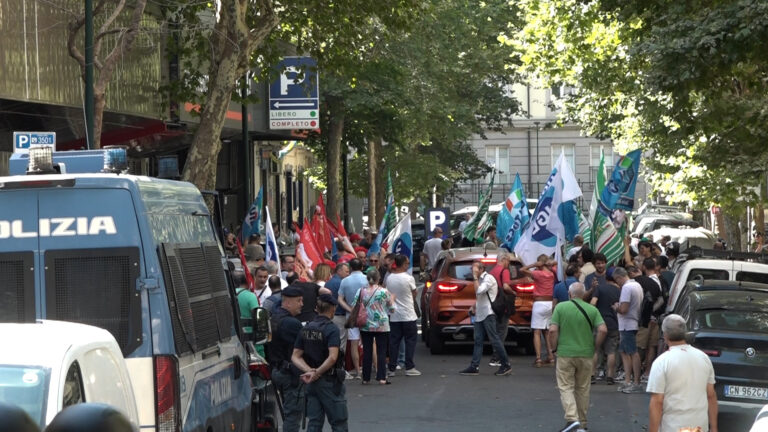 Lavoratori ex Carrefour in agitazione, protesta a Napoli