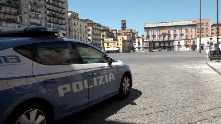 Spari nella notte a Napoli, donna ferita mentre era in casa a piazza Mercato