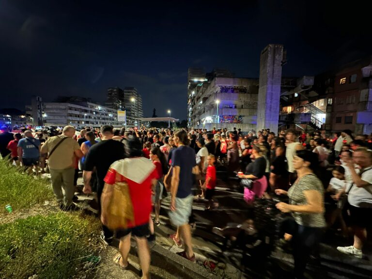 Fiaccolata a Scampia, in preghiera per le tre vittime del crollo