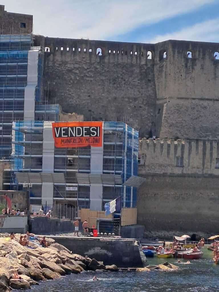 Il “benvenuto” di Mare libero al premier Meloni, striscione su Castel dell’ovo