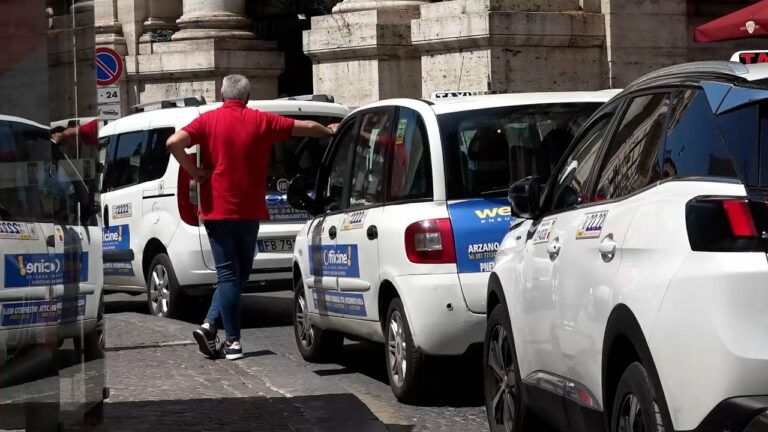 Aumentano del 15% le corse dei taxi, scoppia la polemica estiva