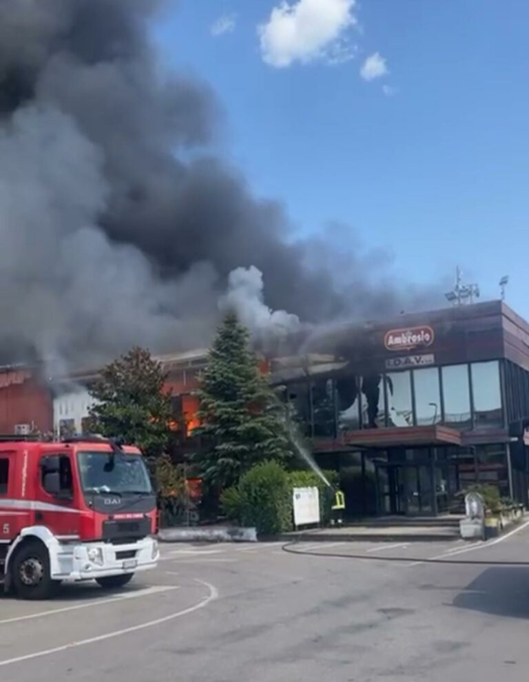 A fuoco la fabbrica dei dolci “Ambrosio”, nube tossica visibile dai comuni limitrofi