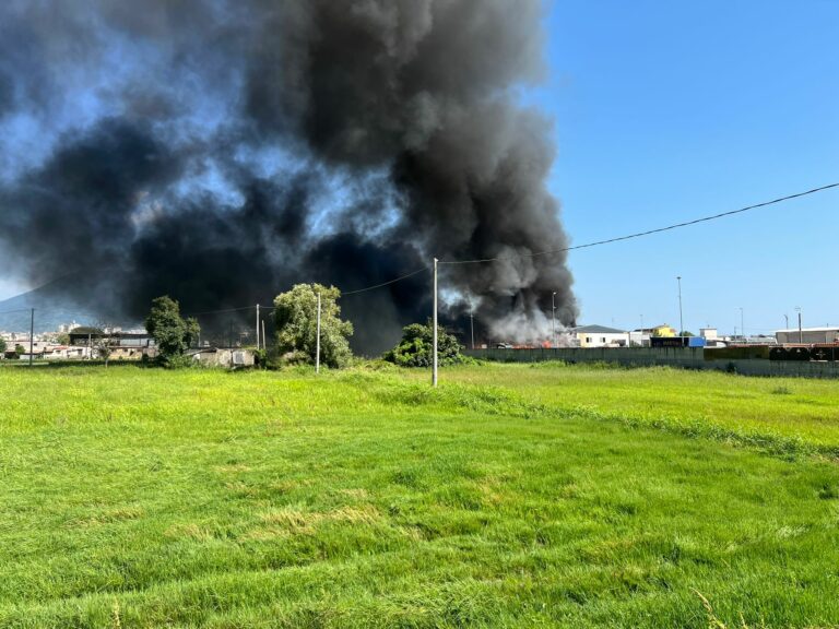 Incendio in un deposito a Ponticelli, nube nera visibile fino al centro della città