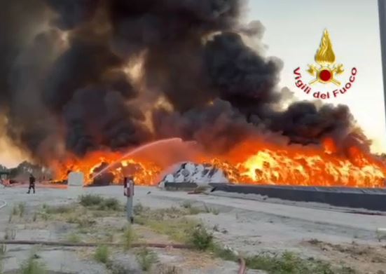 Incendio a Persano, il rogo di ecoballe non è ancora domato