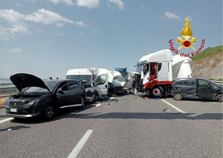 Tragico incidente sulla A2 vicino a Eboli, due morti e numerosi feriti gravi