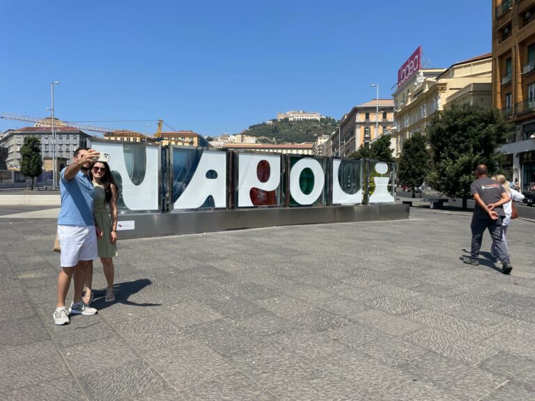 Il “Brand Napoli” torna ad affascinare i turisti in piazza Municipio